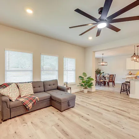 San Antonio Home With Fenced-In Yard Steps To Park!